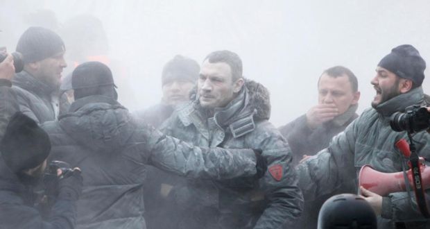 Opposition leader Vitaly Klitschko (C) reacts after he was sprayed with a powder fire extinguisher during a pro-European integration rally in Kiev. Photograah: Gleb Garanich/Reuters