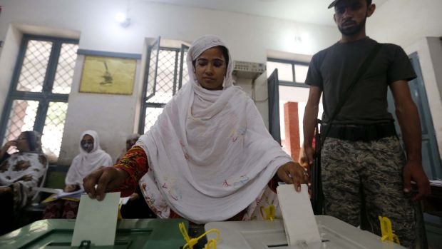   A woman tables her ballot at a polling station in Peshawar, Khyber Pakhtunkhwa province. Parliamentary elections in Pakistan, Wednesday. Photo: Bilawal Arbab / EPA-EFE 