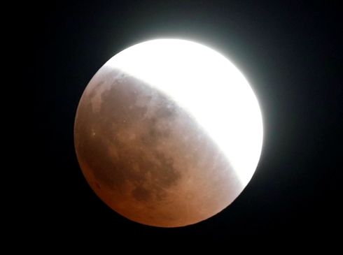   The moon is seen during a lunar eclipse in Cairo, Egypt. Photography: REUTERS / Amr Abdallah Dalsh
