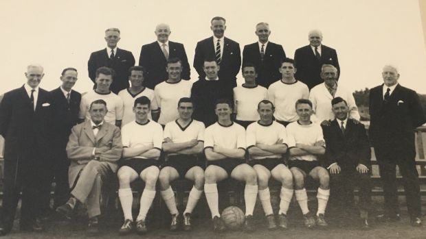 Jimmy Hasty, troisième à gauche dans la rangée intermédiaire de l’équipe, parmi les vainqueurs de Dundalk en 1962-1963.
