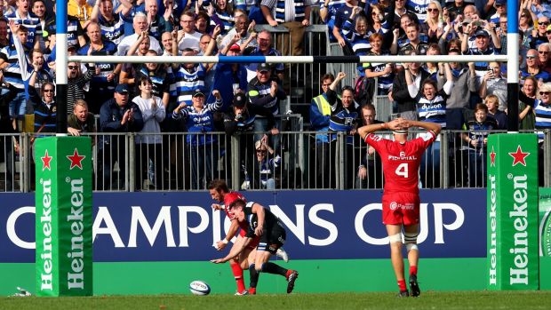 Freddie Burns de Bath ne réussit pas à marquer au fond des filets, mais il est dépossédé par Maxime Médard de Toulouse. Photo: James Crombie / Inpho