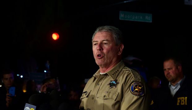 Geoff Dean, shérif du comté de Ventura, informe les journalistes de Thousand Oaks, CaliforniePhotographe: Frederic Browne / AFP / Getty Images