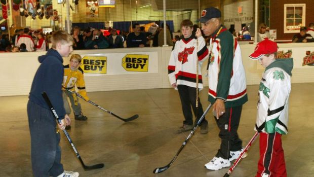 O’Ree teaches kids how to play hockey. Photo: Harry How/Getty Images