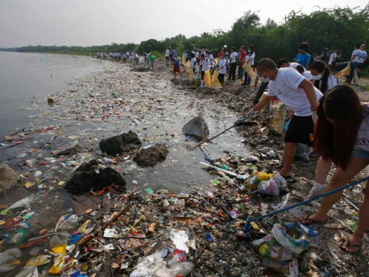 How many kilos of rubbish are dumped into the ocean every year