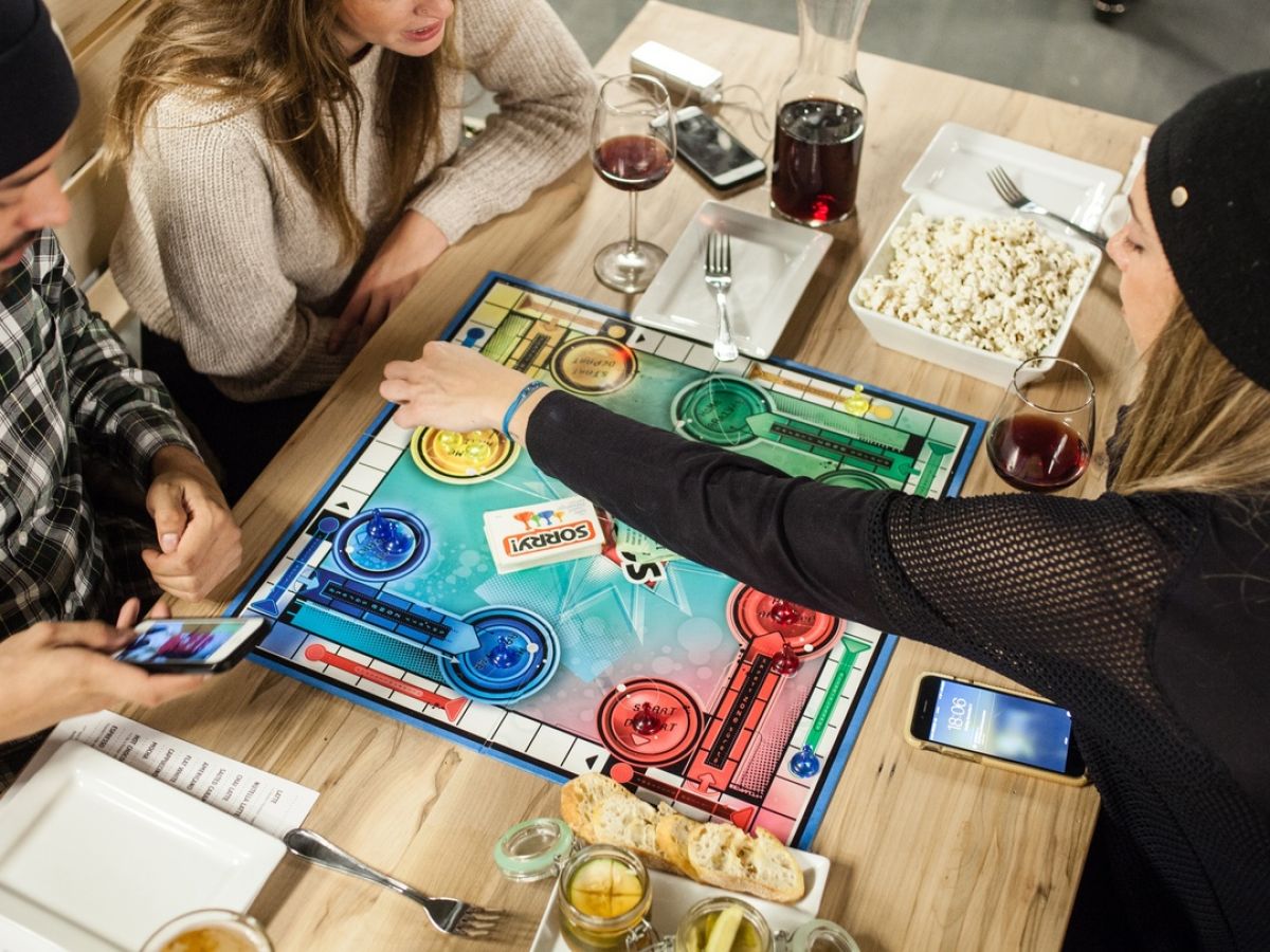 A Pint A Pizza A Game Of Chess Board Game Cafes Are Coming