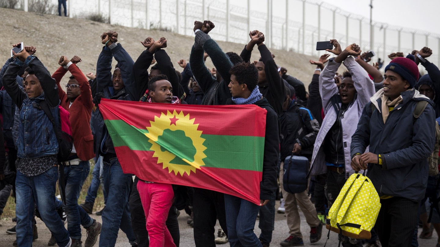 Thousands Of Refugees And Migrants Leave Calais Jungle