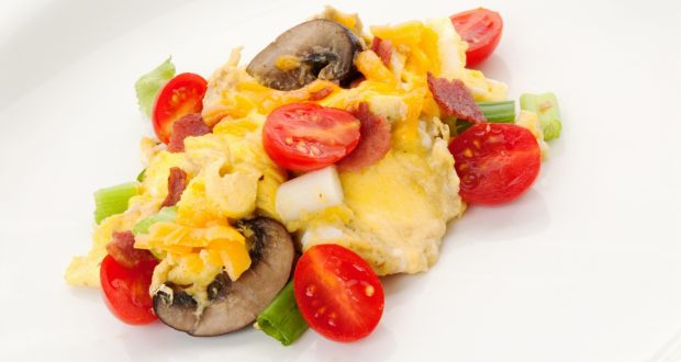 Iron-rich meal: scrambled egg with mushrooms and  grilled tomato.