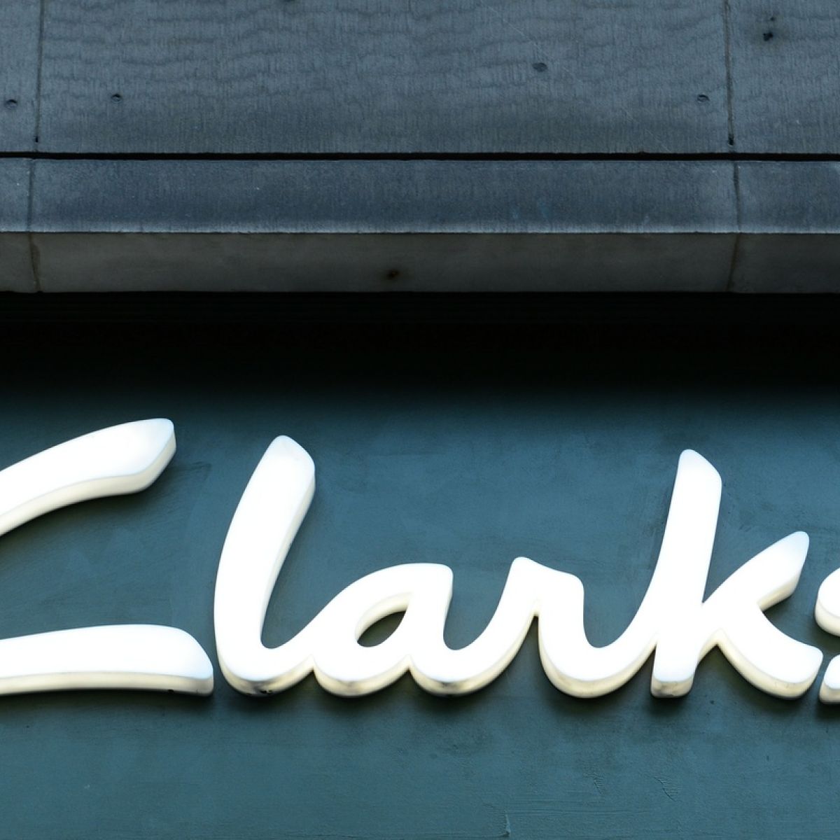 UK shoe retailer Clarks closes O 
