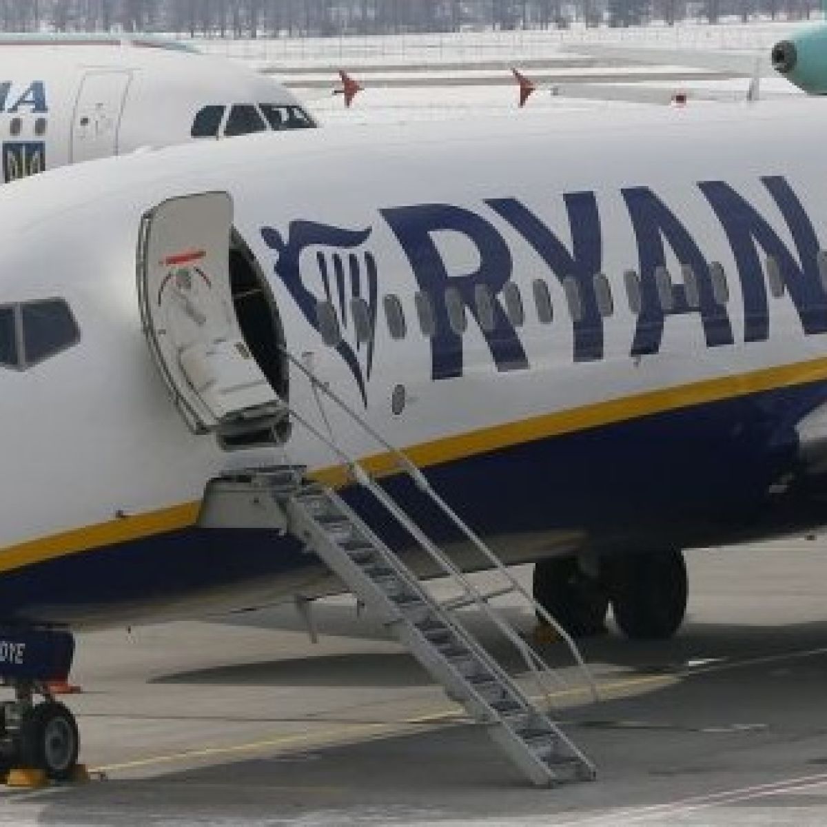 ryanair weigh hand luggage