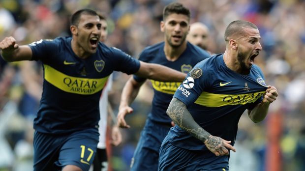 I giocatori del Boca Juniors festeggiano il momentaneo 2-1 con colpo di testa di Darìo Benedetto. Foto: Alehandro Pagni/AFP.