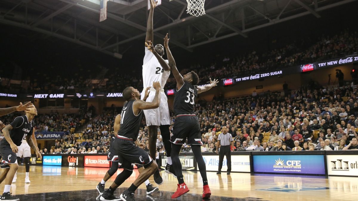 basketball player shoe falls off