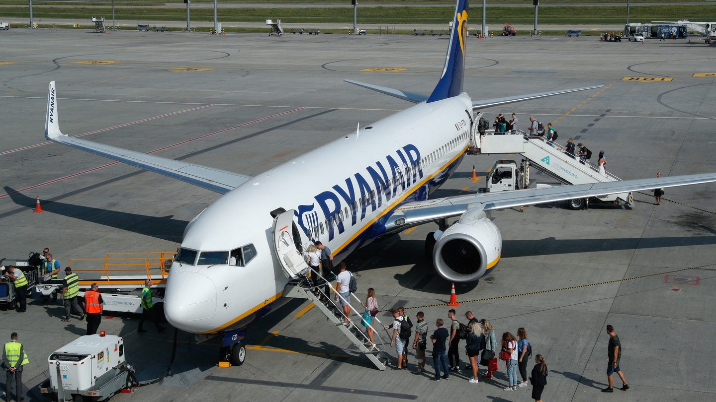 Coronavirus Ryanair Aer Lingus To Suspend All Italian Flights For A Almost A Month