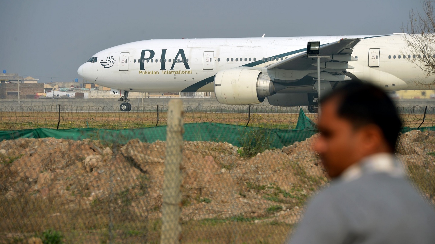 Pakistan International Airlines Passenger Plane With 107 On Board Crashes Glbnews Com