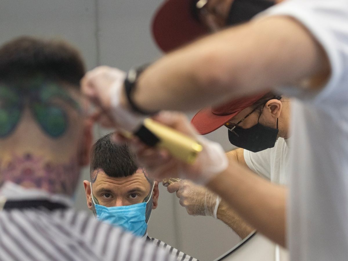 When Hair Salons Reopen Clients Must Wear Masks And Single Use Gowns