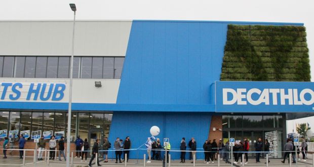 Queuing for sport - Decathlon opens 