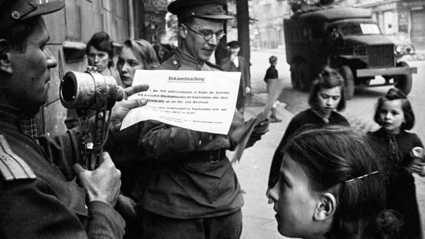 Berlin 1945: Valery Faminsky&#39;s extraordinary photos of survival and  suffering