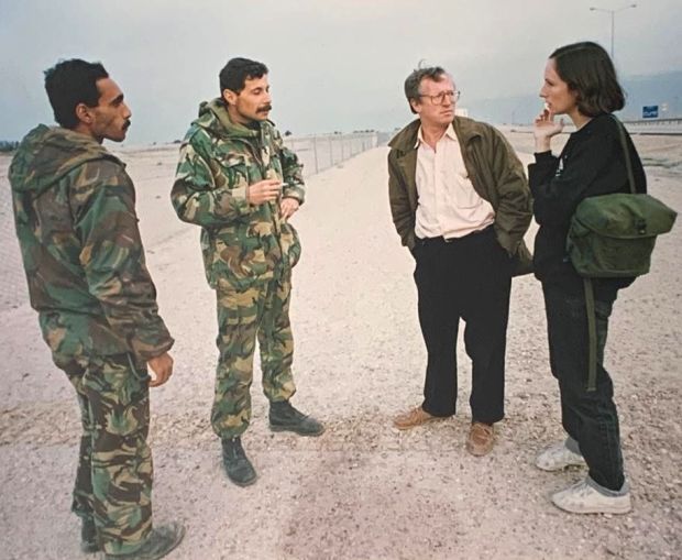 Robert Fisk and Lara Marlowe with defeated Iraqi soldiers in southern Iraq in February 1991