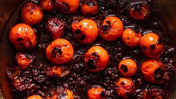 Tomatoes for a fried tagliatelle with chickpeas and smoky tomatoes dish.