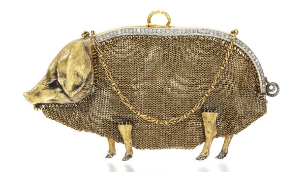 An unusual and amusing gem-set gold mesh purse by Lacloche Frères, Paris, circa 1905 (est £2,000-£3,000)