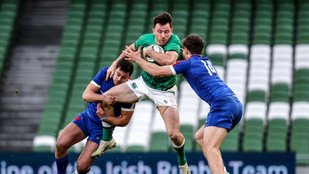 L'Irlandais Hugo Keenan est abordé par Arthur Vincent et Damian Penaud de France lors de leur match des Six Nations au stade Aviva dimanche.  Photographie: Dan Sheridan / Inpho