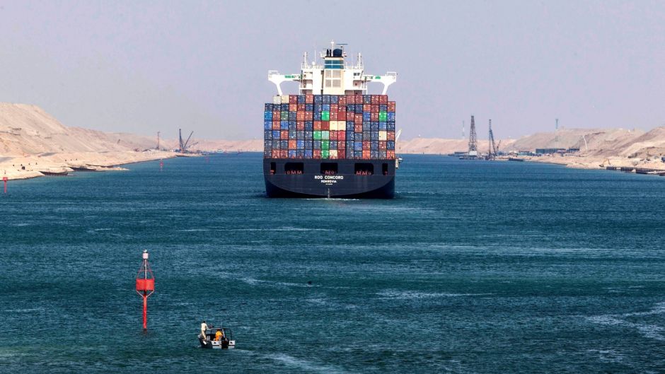 Suez Canal blocked by huge container ship | LaptrinhX / News