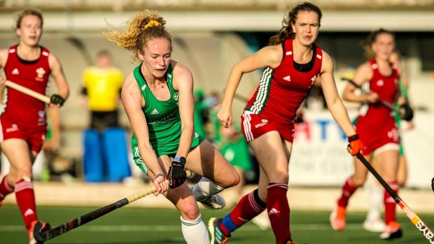 De Ierse Michelle Carey neemt een pauze tijdens de 2022 FIH Women's World Hockey League-kwalificatiewedstrijd tegen Wales in Pisa.  Fotografie: Giuseppe Fama/INFO