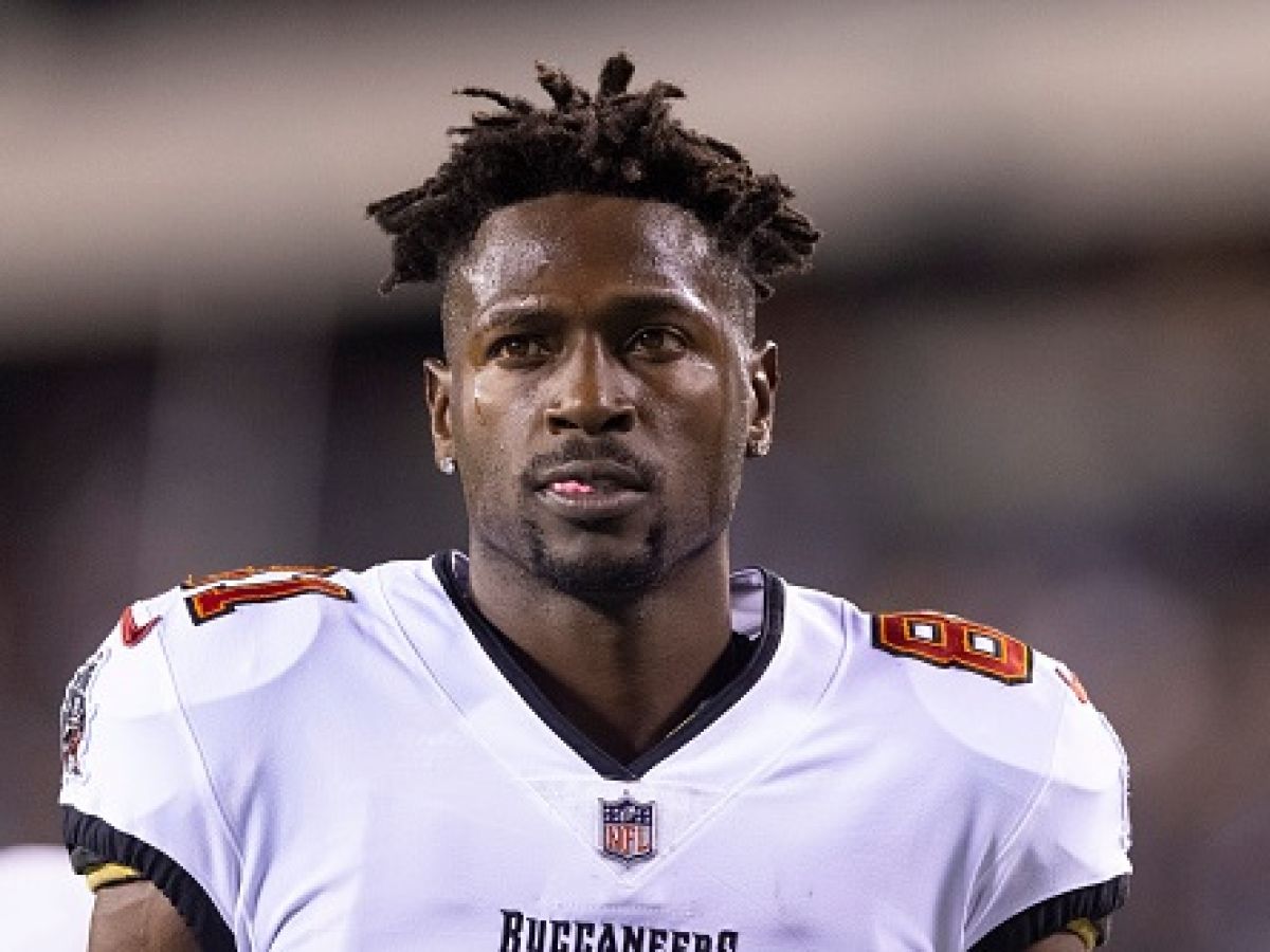 antonio brown accused of obtaining fake vaccination card