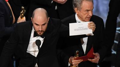Warren Beatty urges Oscars to ‘clarify’ award mix-up