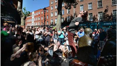 Singer proves a hit with Dublin street show