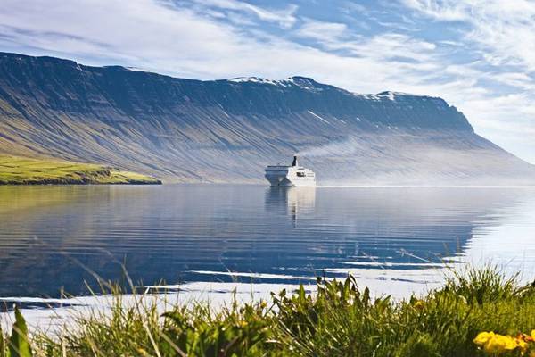 Iceland: travel by boat for a spectacular entrance