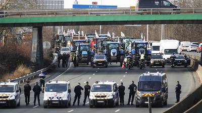 French farmers block highways to step up pressure on government