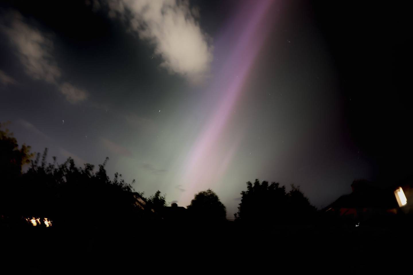 周五，都柏林上空出现北极光。 摄影：罗南·麦克格里维