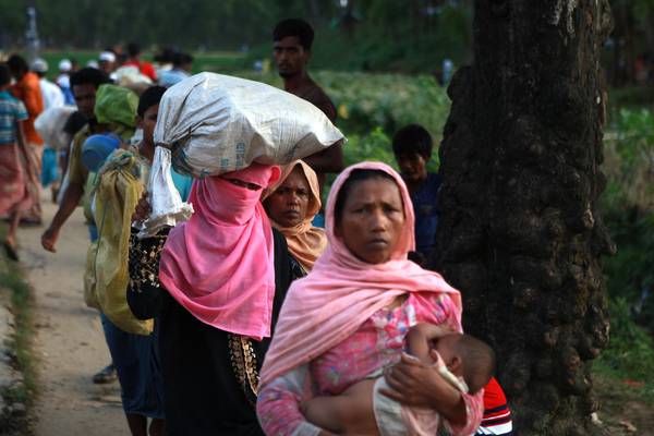 Rohingya flee Myanmar as thousands of homes burned down