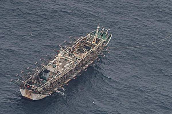 Ecuador navy tracks huge Chinese fishing fleet near Galapagos