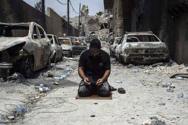 Iraq slows advance on last Islamic State pocket in Mosul