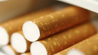 Marlboro maker Philip Morris cuts 2014 earnings forecast