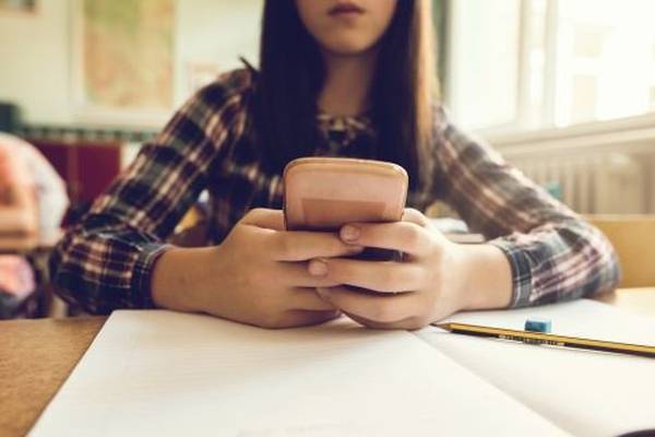 Nearly half of students favour school smartphone ban