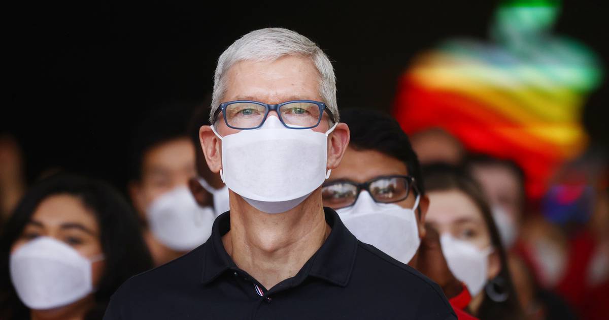 Apple tells workers they have right to discuss wages, working conditions