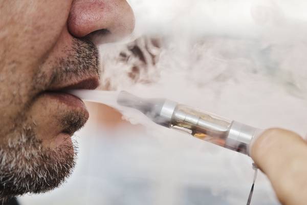 US health officials report first death linked to vaping