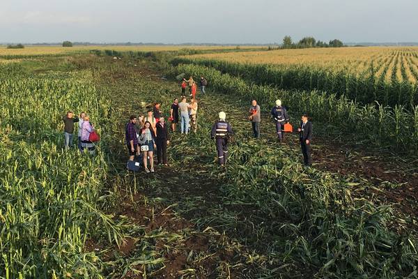 Russian pilots hailed as heroes after landing stricken plane in corn field