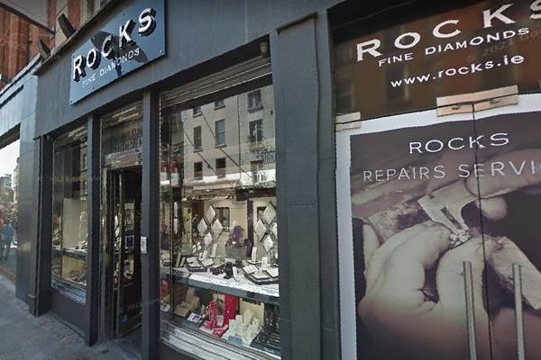 Man arrested after Dublin jewellery shop robbed at knifepoint
