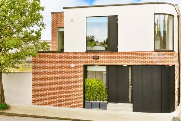 Live on the bright side in cool, calm D8 mews for €645k