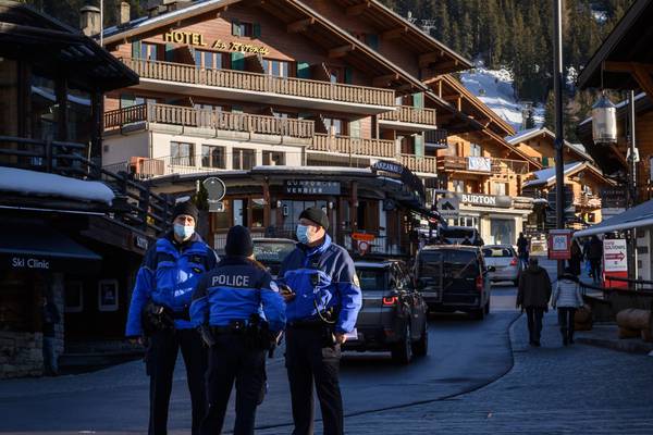 Hundreds of UK tourists flee Swiss ski resort quarantine in ‘clandestine’ operation