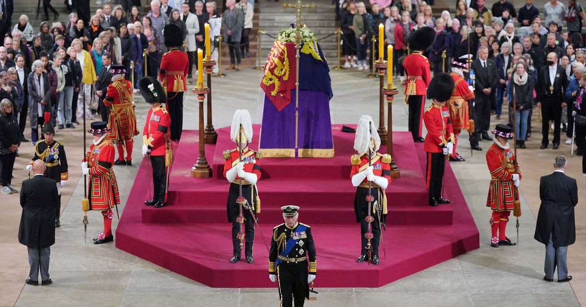 Tisíce ľudí stoja v rade na pozretie rakvy kráľovnej Alžbety napriek varovaniu o 16-hodinovej čakacej dobe – Irish Times