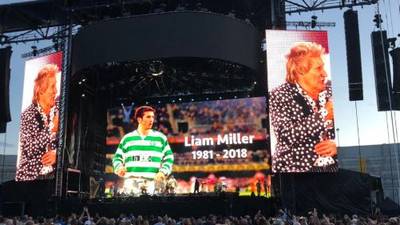 Rod Stewart pays tribute to Liam Miller at Cork concert