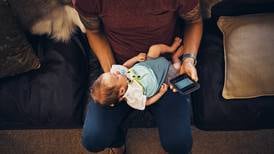 How parents’ smartphone use can affect babies and young children 