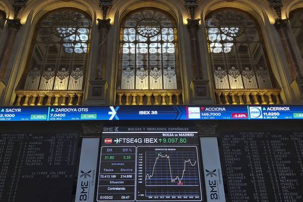 Wall Street stocks edge lower as traders assess economic risk