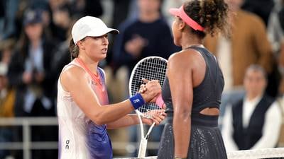 Iga Swiatek digs deep to fend off Naomi Osaka in three-set French Open classic 