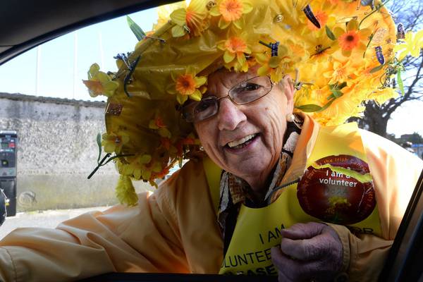 Sun shines for Daffodil Day collectors