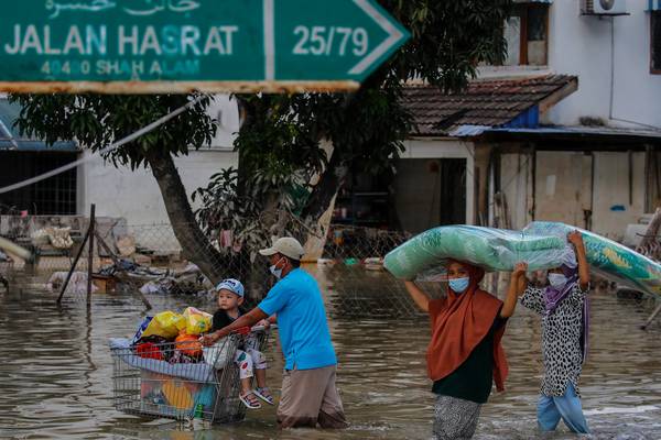 More than 60,000 displaced in Malaysia floods